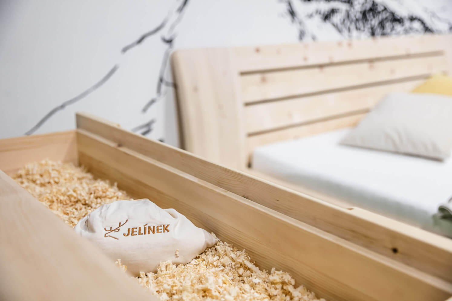 Komoda FLABO ZIRBE dvířka plné 4 zásuvky velké