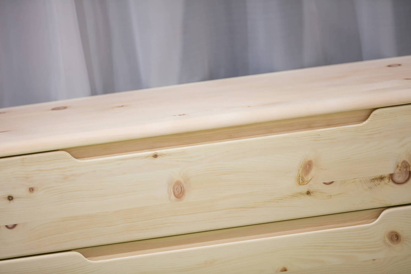 Komoda FLABO ZIRBE dvířka plné 4 zásuvky velké