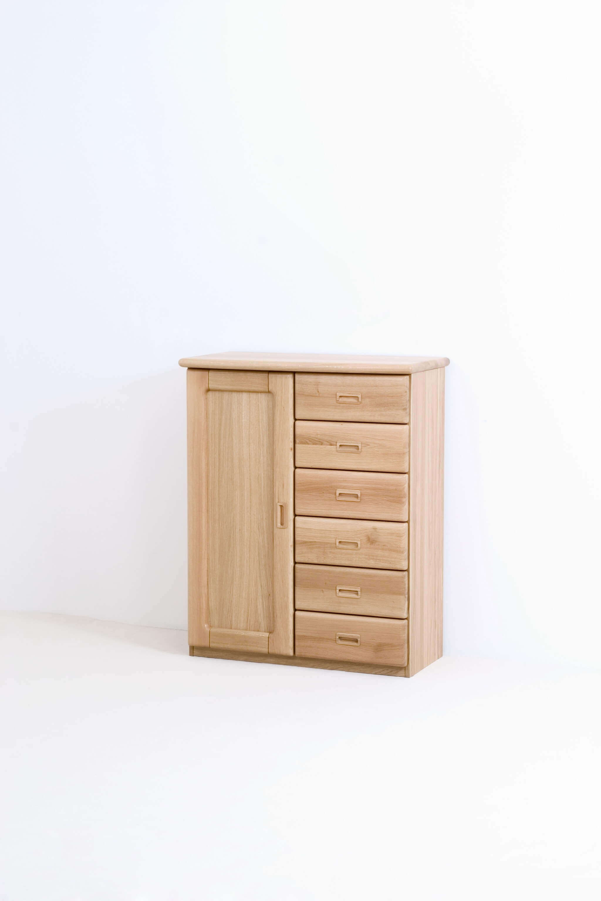 Komoda REBEKA dvířka plná 3 police 6 zásuvek malých