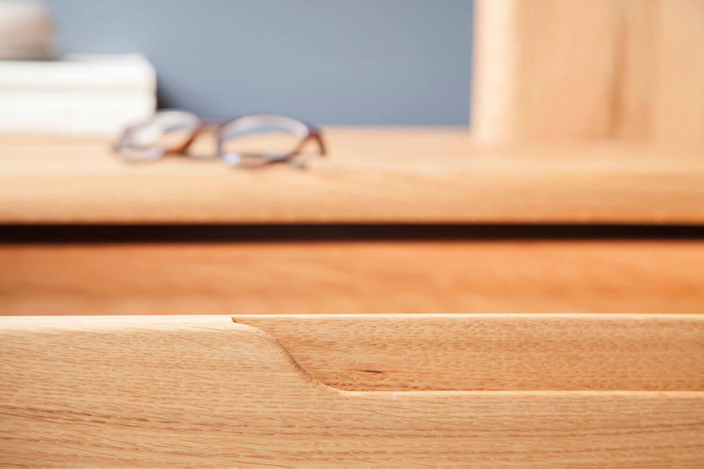 Komoda FLABO dvířka plná 4 zásuvky velké