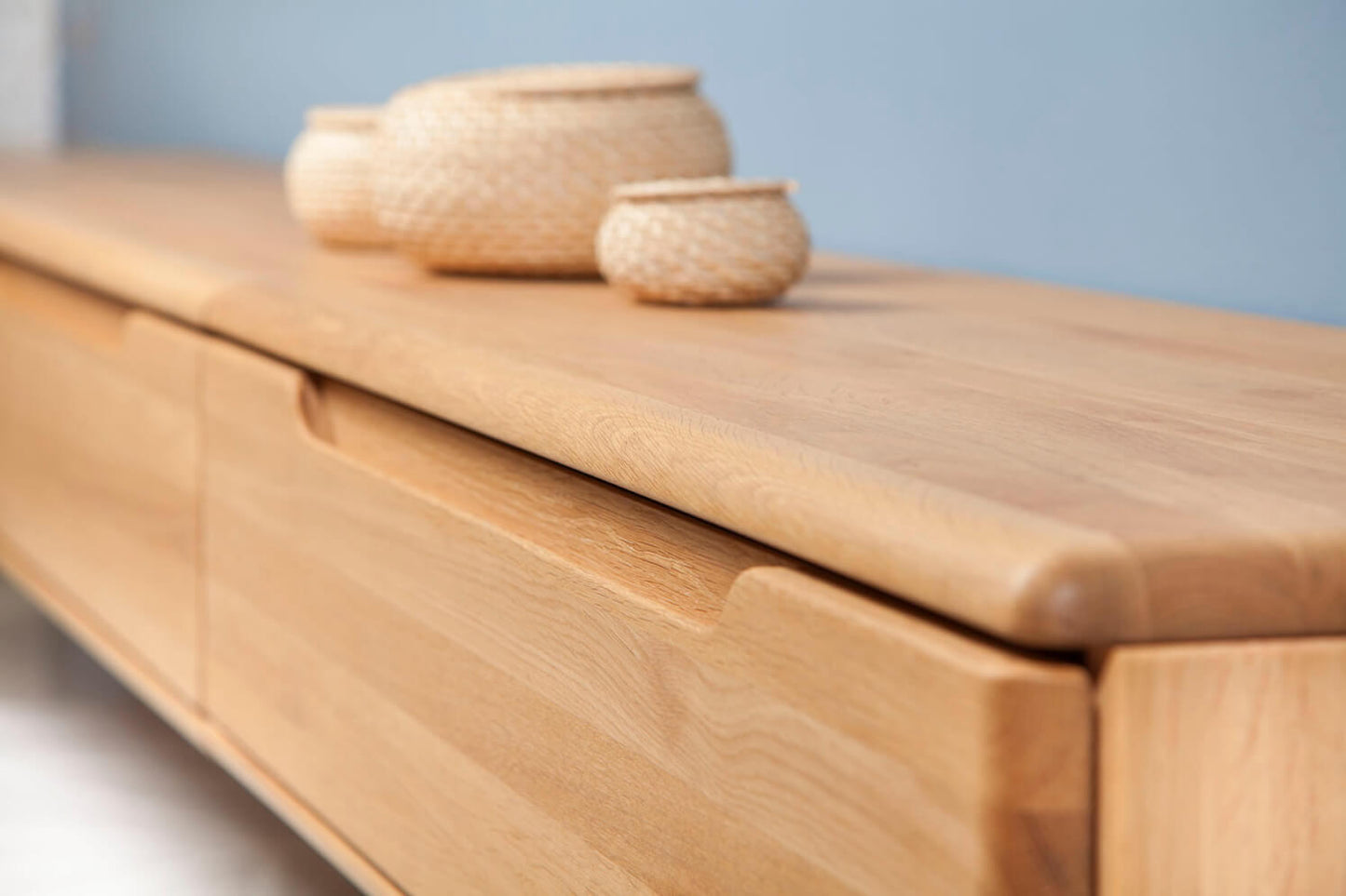 Komoda FLABO dvířka plná 4 zásuvky velké